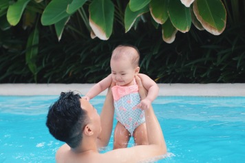Sophia bermain air bersama Bapak di Panama Kitchen & Pool